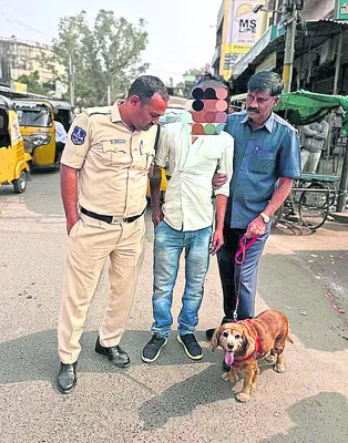 నార్కొటిక్‌ జాగిలంతో తనిఖీలు
