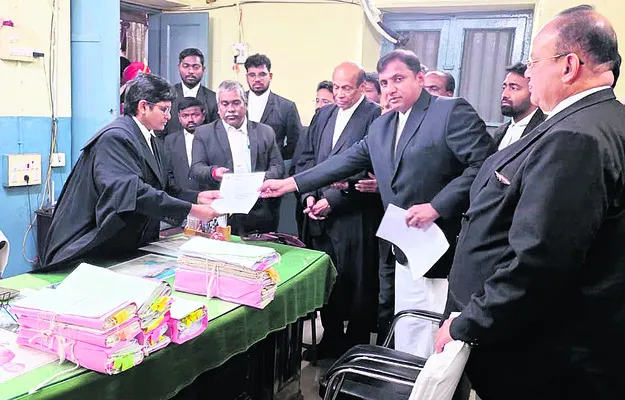 పోలీసులపై చర్యలు తీసుకోవాలి 