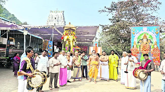 గజవాహనంపై వెంకన్న తిరువీధి సేవ 