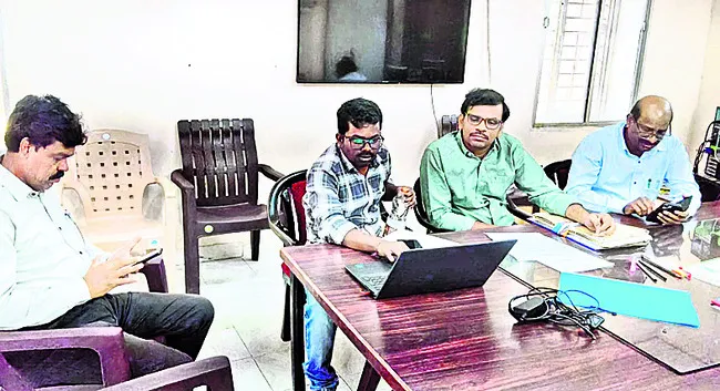 జిల్లా అంతటా శుక్రవారం ఉష్ణోగ్రతలు తగ్గాయి. చలి వాతావరణ