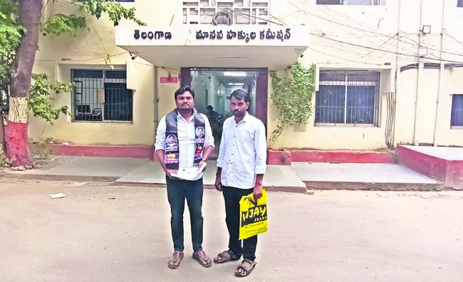 ఆర్మూర్‌ సీఐపై మానవ హక్కుల సంఘానికి ఫిర్యాదు