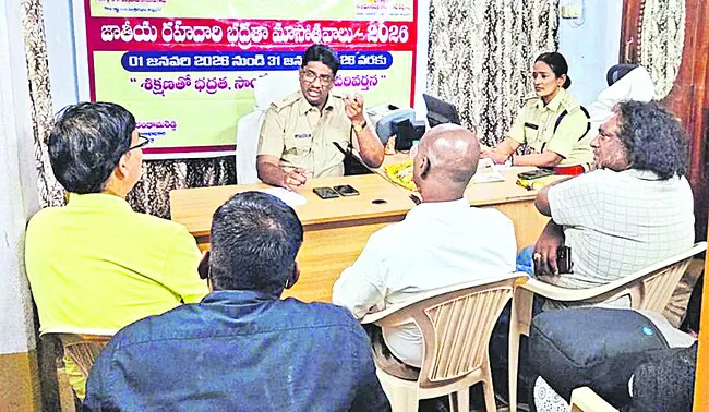 రోడ్డు ప్రమాదాలను అరికట్టేందుకు ముఖ్య పాత్ర పోషించాలి 