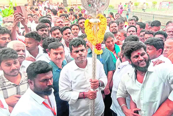 బంగారుగుడి పీఠాధిపతికి వెండివేల్‌ సమర్పణ 