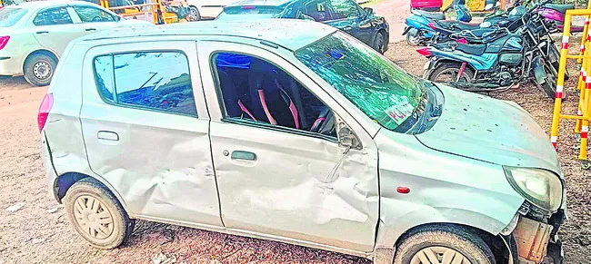 ఏసీబీ సీఐ కారును ఢీకొట్టిన లారీ 