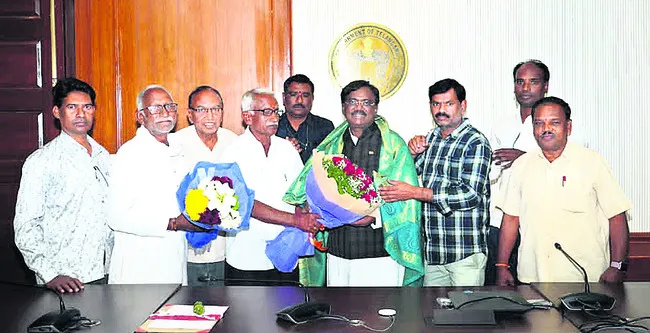 మంత్రిని కలిసిన రోడ్డు విస్తరణ బాధితులు 