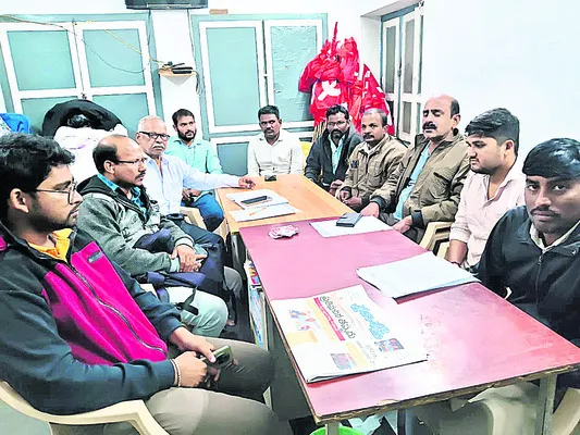 104 ఉద్యోగుల సమస్యలు పరిష్కరించాలి 