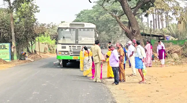 నడిరోడ్డుపై పడిగాపులు 