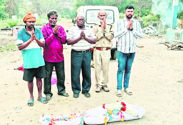 అనాథ మృతదేహానికి అంత్యక్రియలు