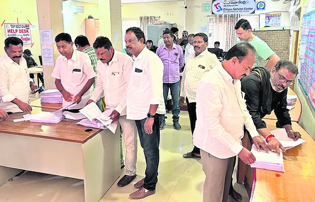 ఓటర్లు ఎక్కడెక్కడో!