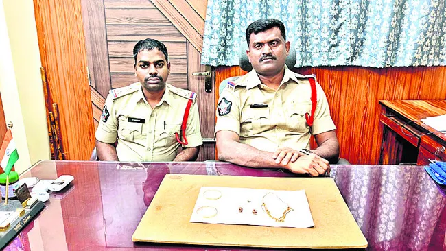 బంగారం చోరీ కేసులో ముగ్గురి అరెస్ట్‌ 