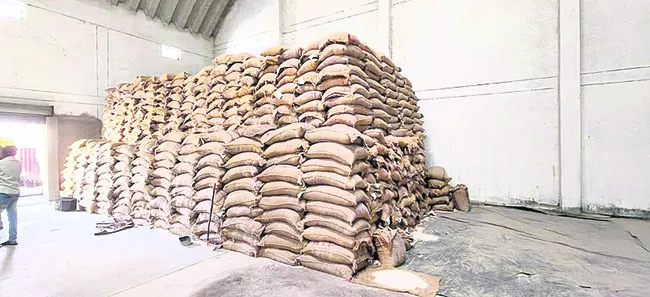 ముక్కుతున్న దొడ్డు బియ్యం..!