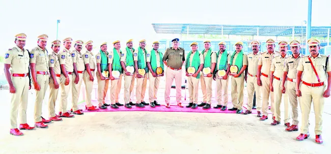ఏఆర్‌కు మారిన  పోలీస్‌ సిబ్బందికి సన్మానం
