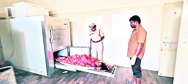 బైక్‌ ఢీకొని మహిళ మృతి 