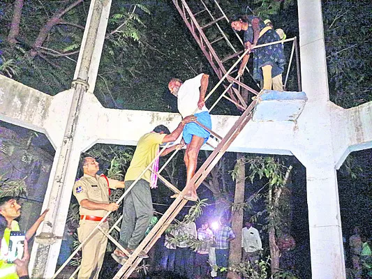 రోడ్డు ఆక్రమించి ఇంటి నిర్మాణం 