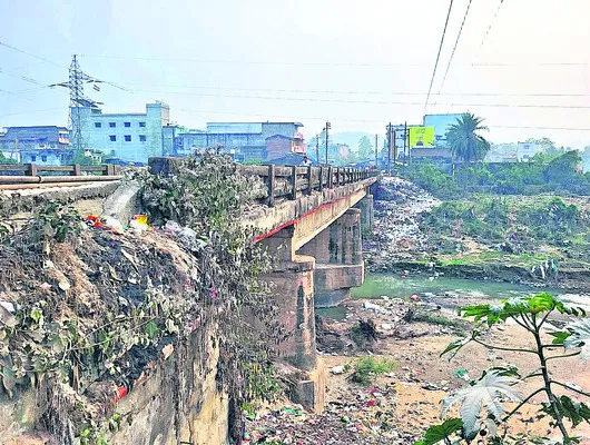 శిథిలమైన ఆర్‌అండ్‌బీ వంతెన 