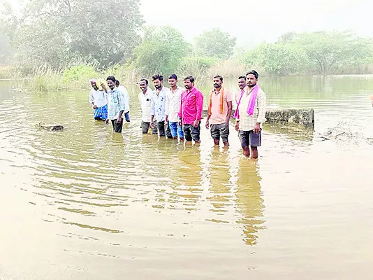 రోడ్డు డ్యామ్‌పైకి ఎస్సారెస్పీ నీరు 