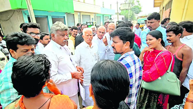 సచివాలయ ఉద్యోగులపై ఎమ్మెల్యే వరద చిర్రుబుర్రు 