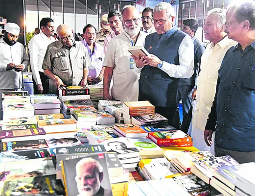 పుస్తకాల వైపు యువత దృష్టి 