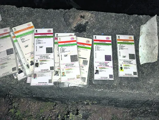 కల్వర్టుపై ఆధార్‌కార్డుల కుప్ప
