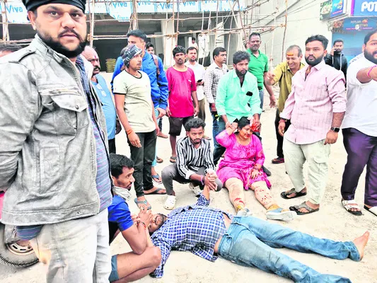 కమ్మేసిన మంచు.. కనిపించని రోడ్డు
