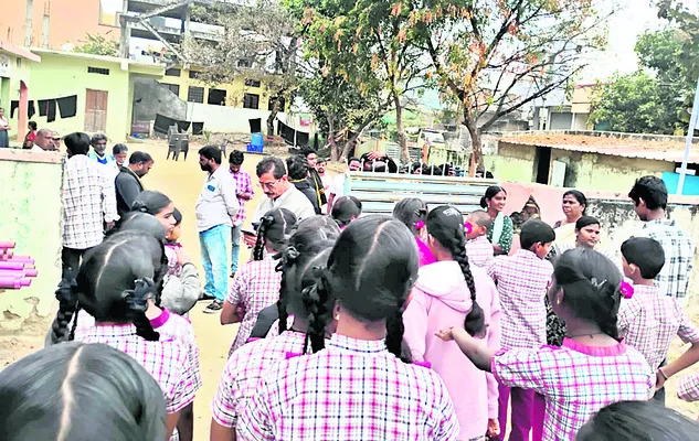 కొత్తూరు హైస్కూల్‌  తరలింపునకు యత్నం
