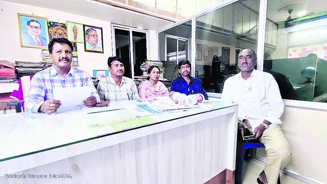 యూరియా అధిక ధరకు విక్రయించొద్దు