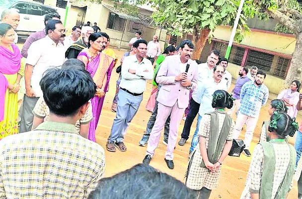 హాస్టళ్లు, రేషన్‌ డిపోల్లో ఫుడ్‌ కమిషన్‌ చైర్మన్‌ తనిఖీ