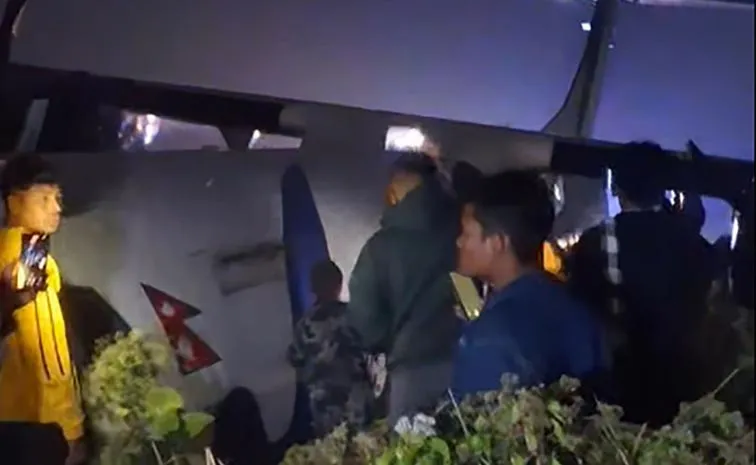 నేపాల్ విమానానికి త్రుటిలో తప్పిన ప్రమాదం