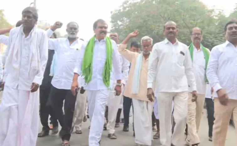 Adilabad Soyabean Farmers Protest At Assembly