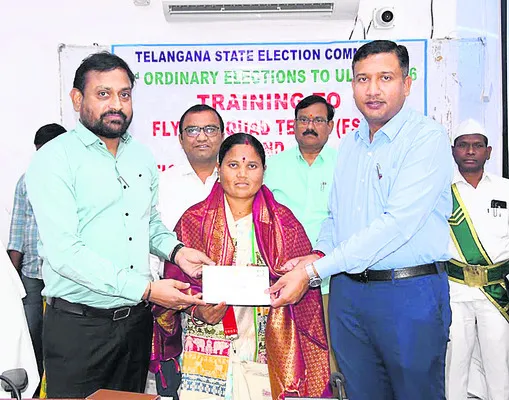 ఆదివాసీ మహిళకు ప్రశంసాపత్రం అందజేత