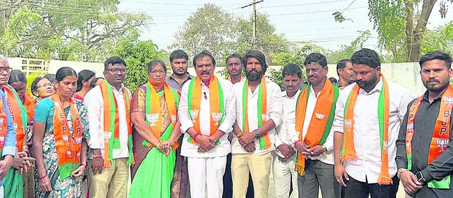 ‘కమీషన్ల కోసం  అభివృద్ధిని విస్మరించారు’