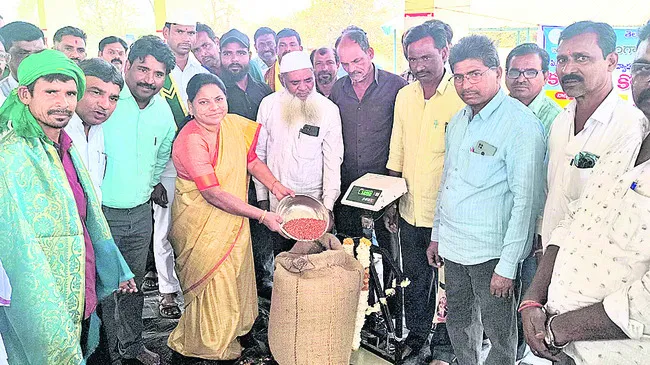 కొనుగోలు కేంద్రాల్లోనే కందులు విక్రయించాలి