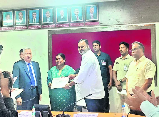 పార్సిళ్ల డోర్‌ డెలివరీలో రాష్ట్రంలో మూడోస్థానం 
