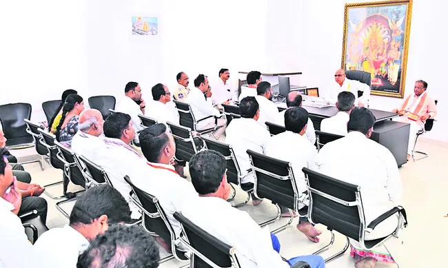 భక్తుల సౌకర్యాలపై దృష్టి పెట్టాలి