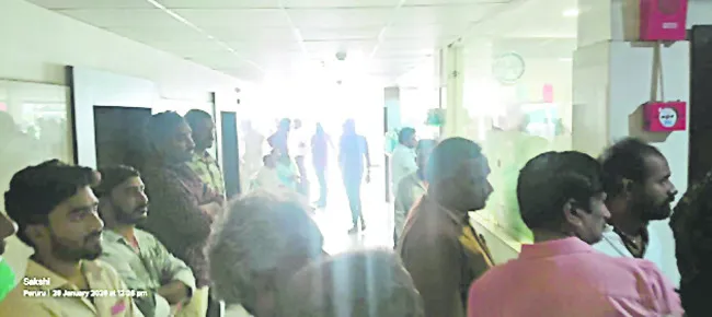 ఆస్పత్రి వద్ద మృతుడి బంధువుల ఆందోళన