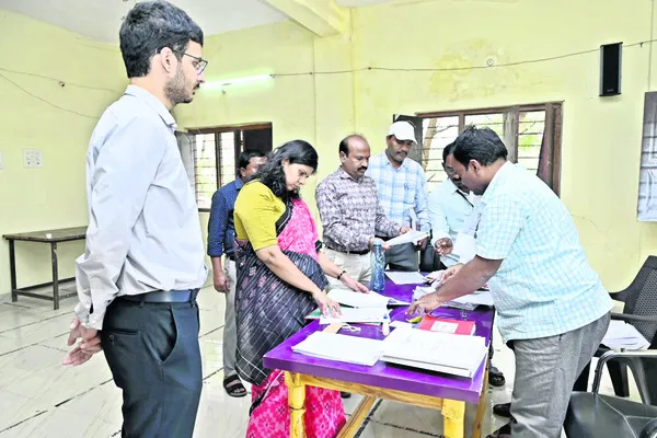 అప్రమత్తతతో విధులు నిర్వర్తించాలి