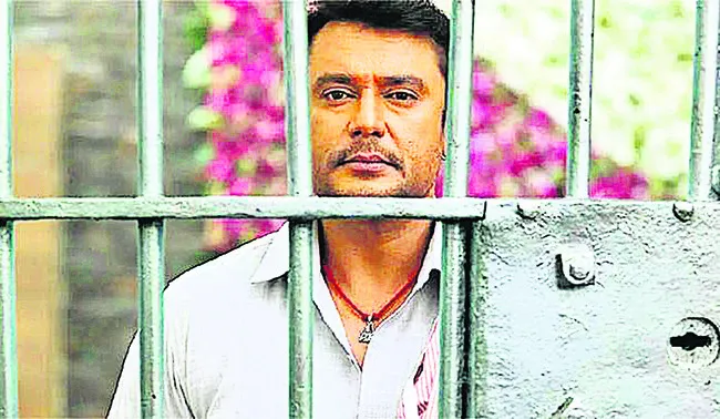 దర్శన్‌ను చూసిన పోలీసు... వార్డర్‌కు బదిలీ కానుక 