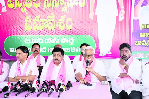 కేసీఆర్‌కు నోటీసులు ఇవ్వడం తగదు