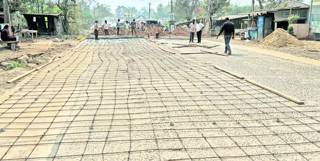 రోడ్డుపై ఒట్టు.. నాణ్యత తీసికట్టు 