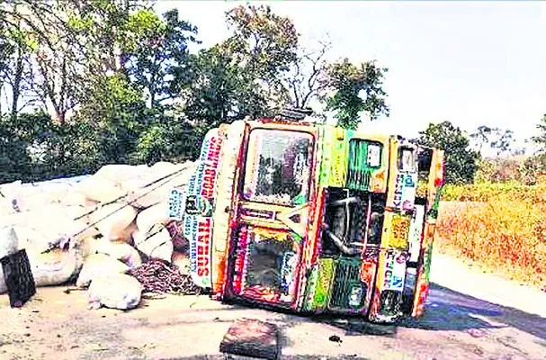 తవుడు ట్రక్కు బోల్తా 