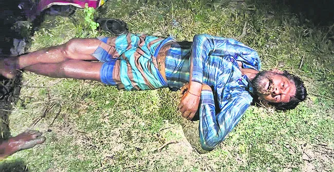 నీరు పెట్టేందుకు వెళ్లిన రైతు కూలీ మృతి 