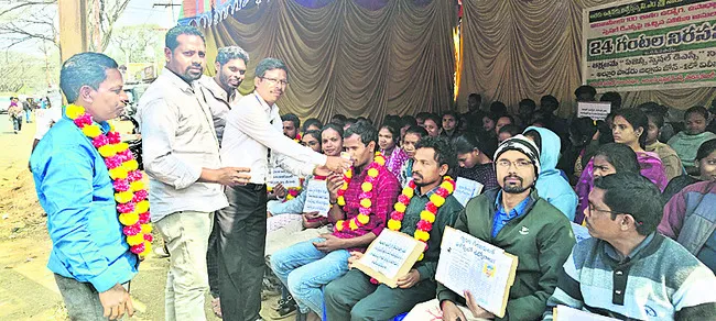 రిజర్వేషన్లు, ప్రత్యేక డీఎస్సీపై తేల్చాల్సిందే