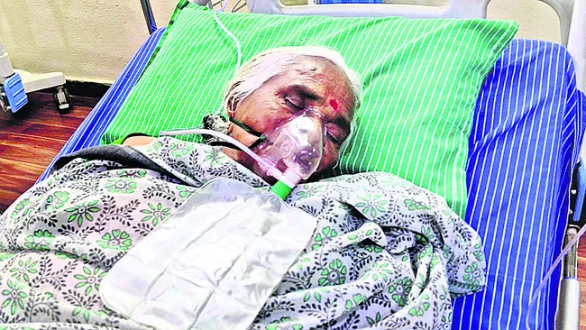 వృద్ధురాలిపై మత్తు మందు చల్లి  బంగారు నగలు అపహరణ