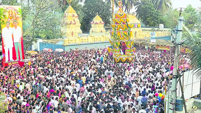 పుట్టకొండ.. భక్తులే నిండా.. 
