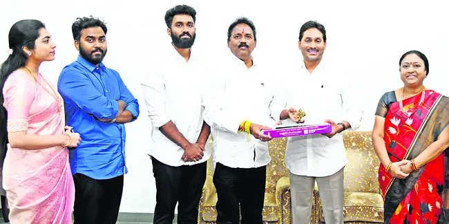 వైఎస్‌ జగన్‌తో వాసుపల్లి భేటీ 