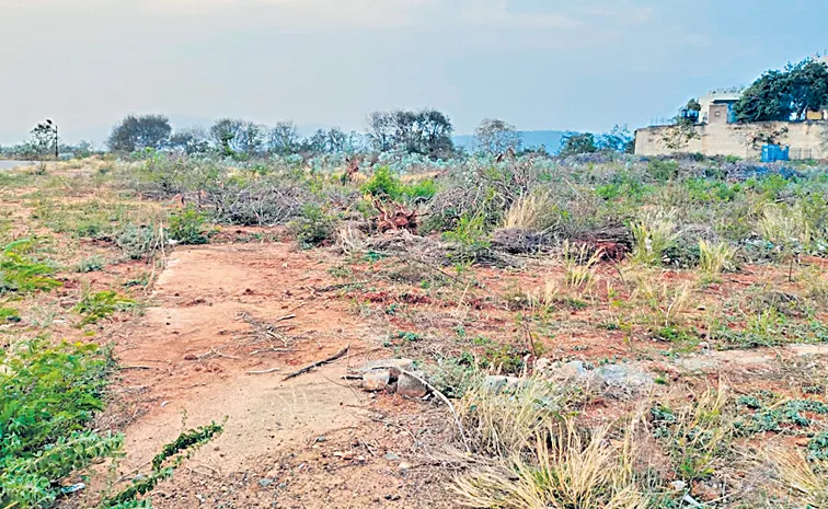 విశాఖ భూములు కొల్లగొట్టేస్తున్నారు