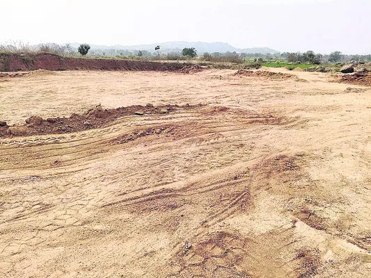 చేలలో మట్టి తవ్వకాలు