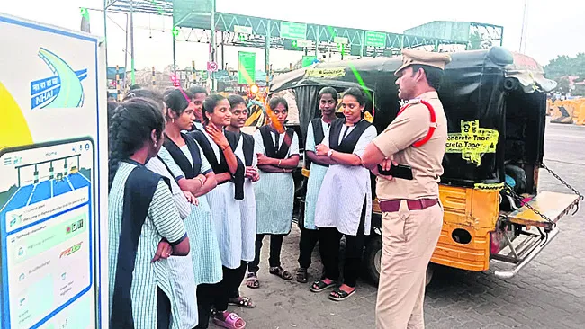 ఆటోలో 17 మంది విద్యార్థుల ప్రయాణం 
