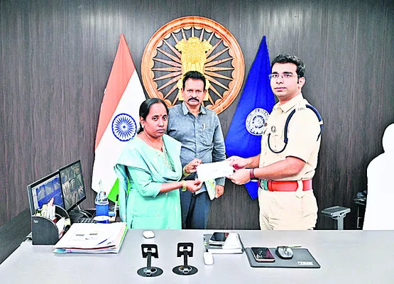 మృతుని కుటుంబానికి హోంగార్డుల విరాళం 