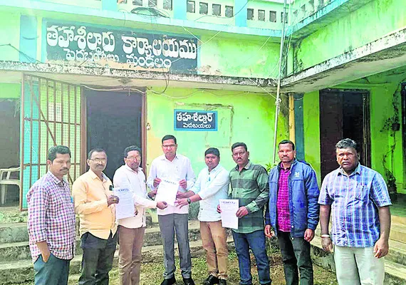 హామీలు అమలుపైదశలవారీగా ఆందోళన
